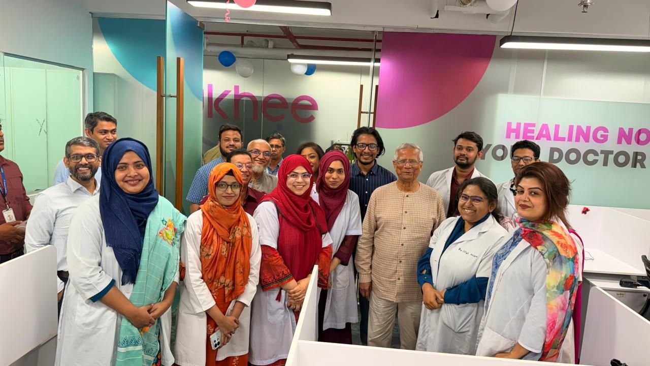 গ্রামীণ হেলথটেক অফিস পরিদর্শনে প্রফেসর ইউনূস, ডিজিটাল স্বাস্থ্যসেবায় জোর