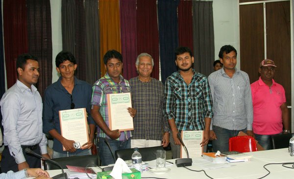 The investments by Grameen Kalyan into five new Nobin Udyokta businesses was announced at the 34th Social Business Design Lab. The five young entrepreneurs are seen in the photo with Nobel Laureate Professor Muhammad Yunus. Photo: Nasir Ali Mamun/ Yunus Centre